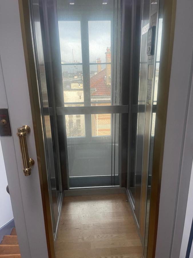 Paris Centre Dernier Etage Vue Ascenseur Apartment Exterior photo
